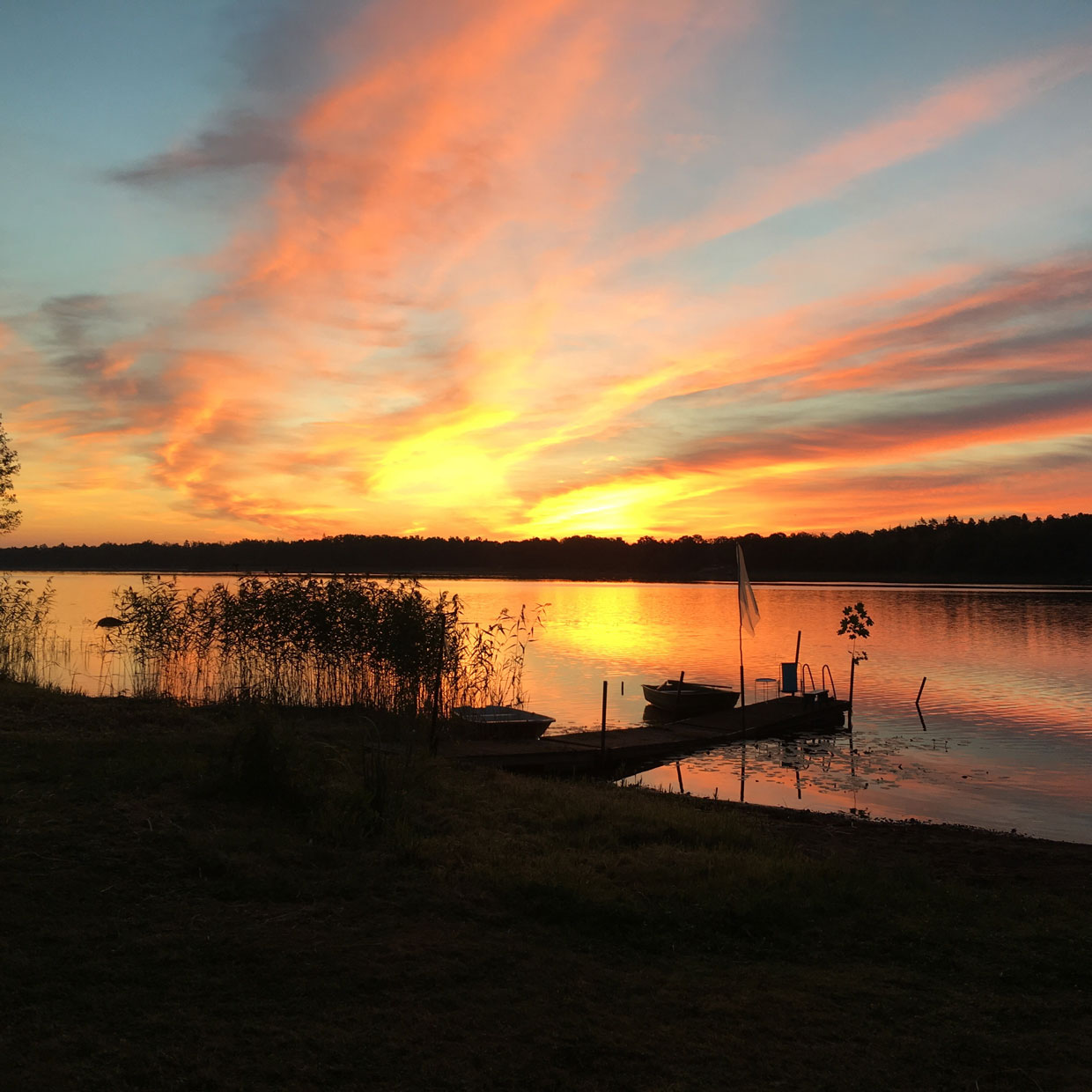 Sonnenuntergang am Seeufer